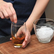 Servir en un vaso el mezcal, el vermut y el coñac. Agitar con una cucharita.