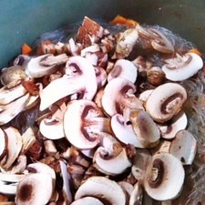 Apaga la estufa y agrega los hongos crudos.