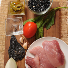 1/2 pieza de cebolla blanca 250 gramos de frijoles negros 1 rama de epazote sal al gusto chiles en vinagre al gusto 1 pieza de jitomate guaje 1 pieza de chile ancho 5 piezas de pimienta negra entera 2 dientes de ajo 500 gramos de pulpa de cerdo