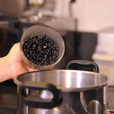 Colocar los frijoles con un poco de agua y sal en una olla de presión. Tapar la olla, sellar y poner en el número dos. Poner a calentar y contar 25 minutos a partir de que comience a silbar. Apagar el fuego y dejar enfriar completamente antes de abrir la olla.