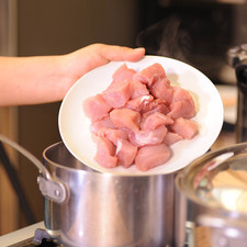 Cocer la carne de puerco cortada en trozos pequeños en una olla honda con agua y sal durante 15 minutos o hasta que esté suave.