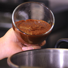 Licuar el jitomate, los ajos pelados, las pimientas y el chile ancho. Agregar esta salsa a la olla de los frijoles. Retirar la carne ya cocida de la olla, agregar a los frijoles y revolver bien.