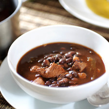 Añadir los chiles en vinagre, la rama de epazote y rectificar si le falta sal. Servir calientes acompañados de tortillas.