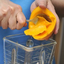 Colocar la leche condensada, la crema y el huevo en la licuadora. Pelar los mangos y cortar para colocarlos dentro del vaso de la licuadora. Utilizar suficiente mango para que la licuadora quede llena, eso depende del tamaño de los mangos. Licuar todo muy bien. Colocar la mezcla en un recipiente con tapa, adecuado para el congelador y poner a congelar al menos 6 horas.