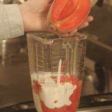 Licuar la pulpa del mamey con yogur, agua y miel hasta obtener una consistencia de crema líquida. Si se requiere, agregar un poco más de agua.
