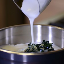 Mezclar en un tazón el arroz cocido, queso rallado, mantequilla derretida, las espinacas sofritas y el yogur. Revolver bien.