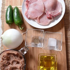 1/4 taza de aceite de oliva 1 pieza de cebolla blanca 2 piezas de chile jalapeño 1/4 cucharita de pimienta negra molida 1 cucharita de sal 2 tazas de frijoles refritos 4 piezas de chuleta de cerdo