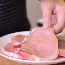 Salpimentar las chuletas por ambos lados y reservar.