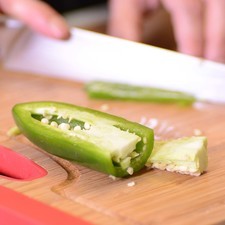Cortar en rodajas la cebolla y cortar en tiras los chiles jalapeños descartando las semillas.