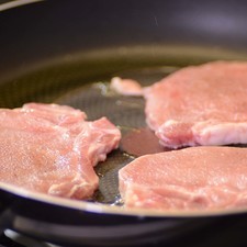 Sofreír las chuletas por ambos lados en un sartén con un poco de aceite de oliva durante un par de minutos. Retirar del sartén y reservar.