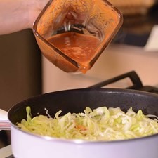 Añadir la salsa molida y rectificar la sazón. Dejar cocer a fuego medio hasta que evapore todo el líquido. S 9093 1475619004