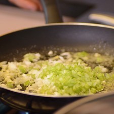 Picar las cebollas cambray y apio. Calentar en una sartén la mantequilla, freír las cebollitas con el apio por 3 minutos.
