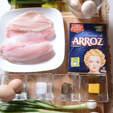 Ingredientes para toda la receta: 3 piezas de cebollita de cambray pimienta negra molida al gusto sal al gusto 125 gramos de champiñones 1/2 pieza de apio 20 gramos de mantequilla 4 piezas de filete de pescado blanco Ingredientes para para el capeado: 1 taza de aceite de canola 2 piezas de huevo 1/2 cucharita de pimienta negra molida 1 cucharita de sal 1 lata de cerveza 400 gramos de harina de arroz Tres Estrellas