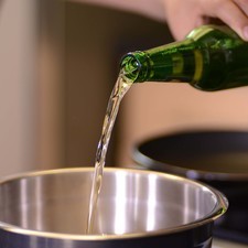 Mezclar la harina con la cerveza, sal, pimientay los huevos en un tazón, con el globo hasta obtener una consistencia para hot cakes, dejar reposar 30 minutos.