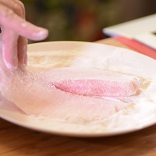 Calentar el aceite en un sartén, hasta que esté bien caliente, y bajar el fuego. Enharinar cada filete con el 1/4 de taza de harina que reservamos.