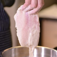 Sumergir los filetes en la pasta preparada hasta que queden bien cubiertos.