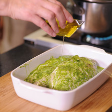 Colocar en el refractario y bañar con el aceite de oliva y el resto de la salsa. Tapar con papel aluminio. Hornear a 350 °F (175°C) durante 20 minutos o hasta que estén cocidas.
