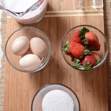 1 cucharada de esencia de vainilla 12 piezas de fresas 1/2 taza de azúcar blanca 4 piezas de huevo 2 1/2 tazas de leche de vaca