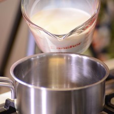 Para preparar la crema inglesa, separar las claras de las yemas. Llenar una olla honda pequeña con agua, tirar el agua sin secar la olla, esto evitará que se pegue la leche. Agregar la leche y la vainilla y poner a calentar a fuego lento hasta que suelte el hervor.
