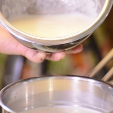 Agregar las yemas atemperadas a la leche caliente y batir vigorosamente. Continuar calentando a fuego bajo sin dejar de batir hasta obtener una crema un poco espesa.