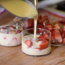 Rellenar con la crema inglesa.