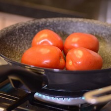 Cocer en un olla honda los granos de elote con un poco de agua durante diez minutos, escurrir. Asar los jitomates sobre el comal dando vueltas con la ayuda de una pinza.
