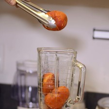Moler los jitomates asados, chipotle adobado, ajo y reservar.