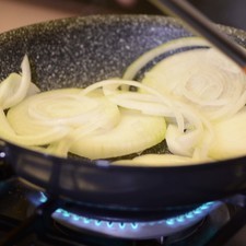 Sofreír en un sartén con un poco de aceite de oliva la cebolla durante tres minutos.