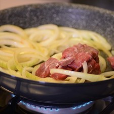 Agregar los trozos de filete y continuar cociendo, al soltar el jugo, añadir la salsa, rectificar sazón y continuar cociendo durante diez minutos a fuego bajo. Agregar los granos de elote y revolver, apagar.