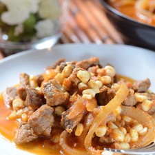 Servir caliente, acompañado de frijoles refritos.
