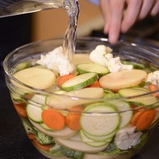 Enjuagar las verduras con suficiente agua. Cortar en rodajas las papas con cáscara , zanahorias, y calabacitas. Cortar en arbolitos el brócoli y coliflor reservar. Colocar en un tazón con suficiente agua las verduras para hidratarlas, durante 10 minutos.