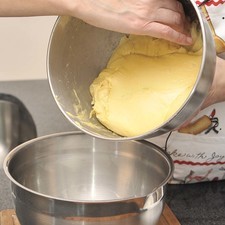 Sacar la mantequilla del refrigerador para que ponga a temperatura ambiente sin que se derrita. Disolver la levadura en el té de azahar. Colocar en un tazón la levadura y añadir 1/3 de taza de la leche y ½ de harina. Revolver con un globo, la mezcla debe ser pegajosa. Dejarla reposar en un lugar cálido durante 30 minutos hasta que se esponje un poco.