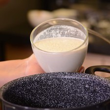 Vaciar la mezcla en el perol Perdura y cocer a fuego medio sin dejar de mover hasta que quede un atole espeso. Retirar y dejar enfriar un poco. S 9154 1475618858