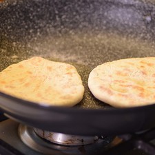 Colocar el sartén y dejar calentar 3 minutos, con una servilleta untar un poquito de aceite de oliva. Cocer las gorditas a fuego bajo para que se no se quemen por fuera y queden crudas por dentro. Retirar del sartén y dejar enfriar. S 9157 1475618852