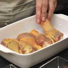 Enjuagar bien las piezas de pollo con agua y dejar escurrir. Hacer una mezcla de 3 partes de sal por una de pimienta y salpimentar con ella las piezas de pollo. Colocar las piezas de pollo en un refractario para horno.