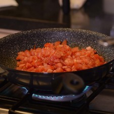 Para preparar la salsa colocamos el sartén sobre la estufa, y se deja calentar durante 3 minutos, agregar el ajo, jitomate.