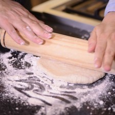 Para preparar la pizza extendemos la masa en una base plana enharinada y con la ayuda del rodillo la extendemos.
