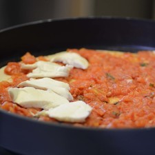 Agregar queso mozzarella rebanado. Tapar y dejar cocer durante 15 minutos a fuego bajo.
