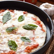 Para servir colocar hojas de albaca fresca sobre la pizza.
