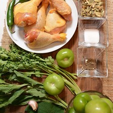 5 ramas de cilantro 1/4 cucharita de pimienta negra molida 1/4 taza de aceite de oliva 1 cucharada de sal 3 cucharadas de pepita de calabaza 1 diente de ajo 1/2 pieza de cebolla blanca 2 ramas de epazote 1 pieza de hoja santa o acuyo 3 piezas de chile serrano 10 piezas de tomate verde (tomatillo) 6 piezas de pollo