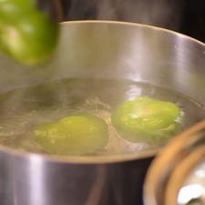 Hervir los tomates verdes con un poco de agua en una olla honda mediana durante 10 minutos cuidando que no se rompan.
