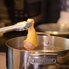Cocer las piezas de pollo en una olla honda grande con la cebolla y sal durante 25 minutos o hasta que este cocido el pollo. Dejar enfriar y reservar.