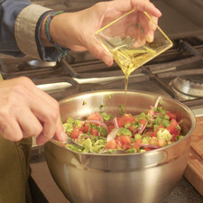 Picar el jitomate, el ajo y el apio. Cortar la cebolla morada en rodajas. Cortar el brócoli bien lavado en trozos pequeños. Picar el cilantro. Mezclar todo esto en un tazón y añadir un poco de aceite de oliva y sazonar con orégano, sal y pimienta.