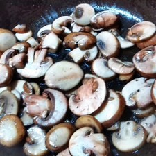 Cocina los champiñones en aceite de oliva, agrega sal y pimienta y reserva.