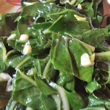 Cocina las acelgas en aceite de oliva y ajos machacados, agrega sal y pimienta. *Puedes cocinar los vegetales juntos, pero yo lo hago por separado para que cada quién haga el panini a su gusto, con más champiñones que acelgas, sin acelgas, etc.