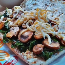 Agrega sobre las chapatas una cama de acelgas, albahaca, una de champiñones y queso.