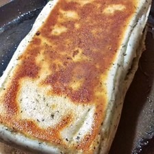 Vierte aceite de oliva en la plancha o sartén y dora los paninis.