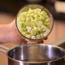 Pelar y cortar los chayotes en cuadros pequeños. Cocer en una olla honda con un poco de sal durante 7 minutos escurrir y reservar.