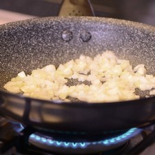 Picar la cebolla, jitomate guaje, chile serrano finamente. Sofreír en un sartén con el aceite de oliva la cebolla durante 4 minutos.