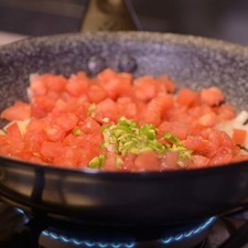 Agregar el jitomate y chile serrano continuar cociendo durante 5 minutos más.